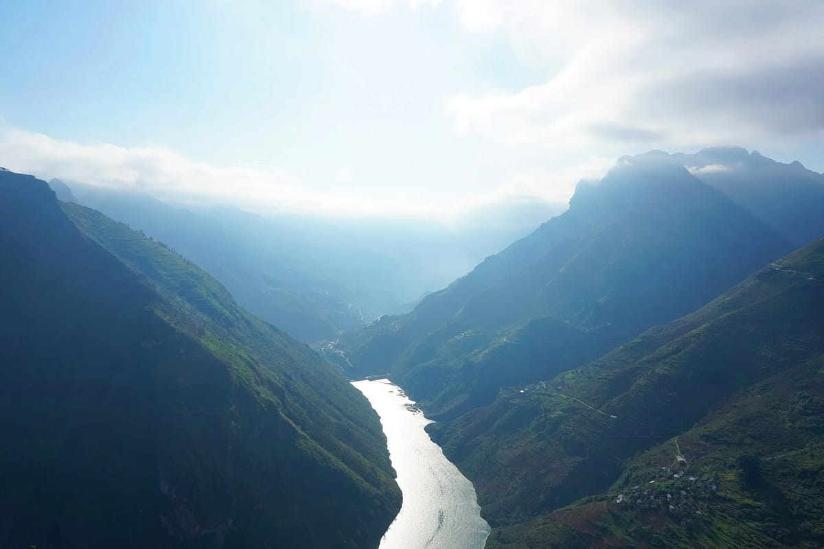 Ma Pi Leng Pass and Nho Que River — the iconic day